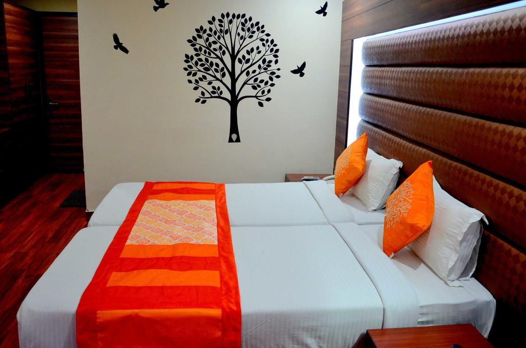 Geetika Galaxy Hotel Kanpur Exterior foto